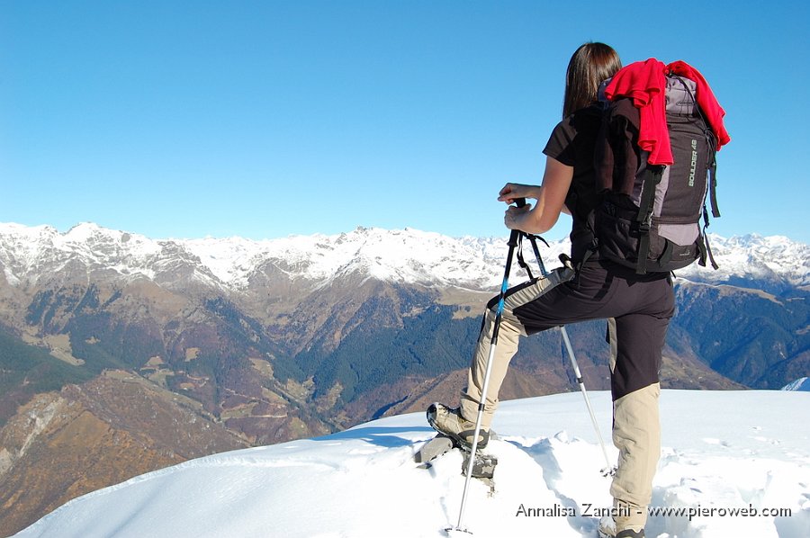 24 Omino sommerso dalla neve sul Monte Aralalta.JPG